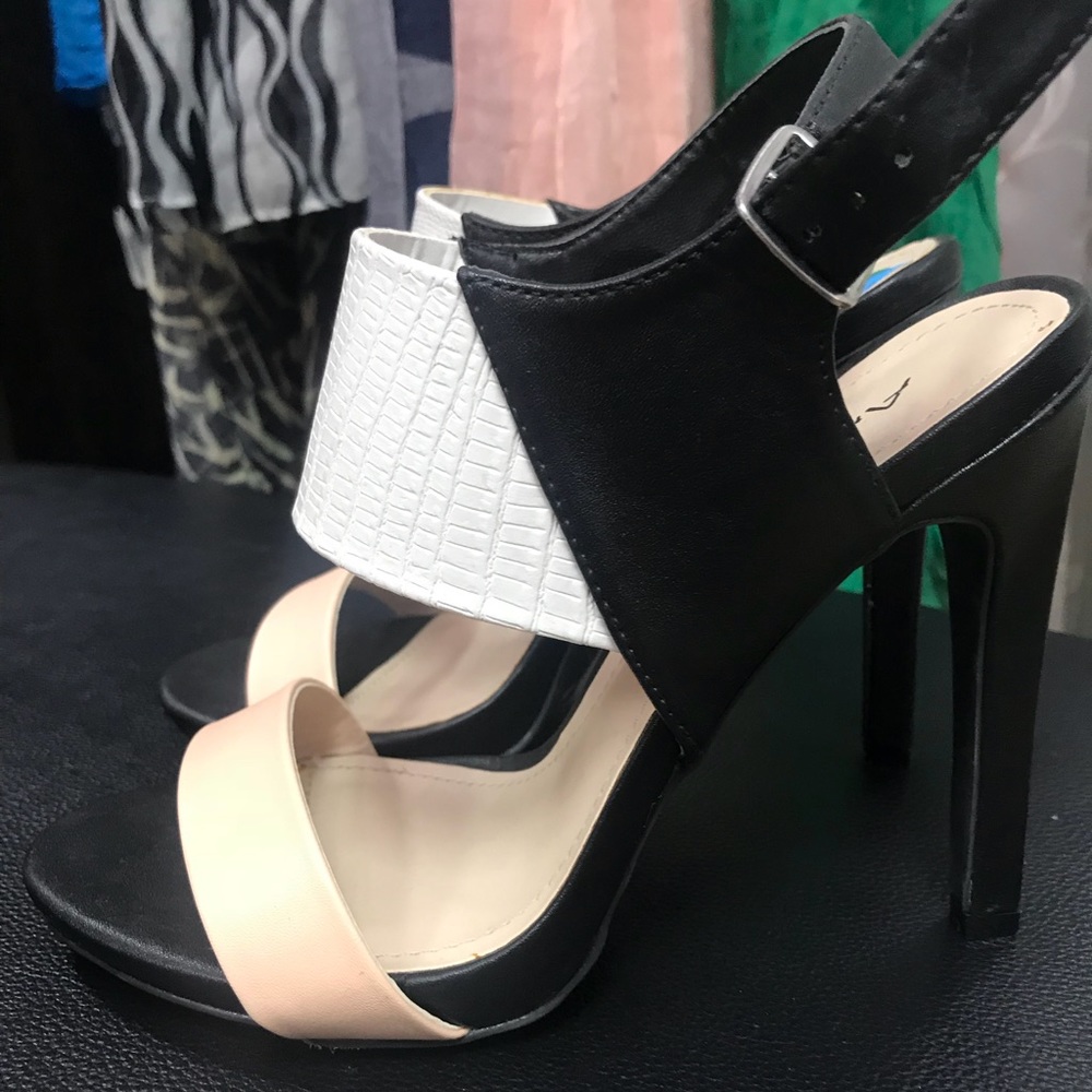 Classy nude heels - Picture 2 of 3